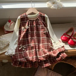 Conjunto otoñal para niña con falda beige y camiseta sin mangas