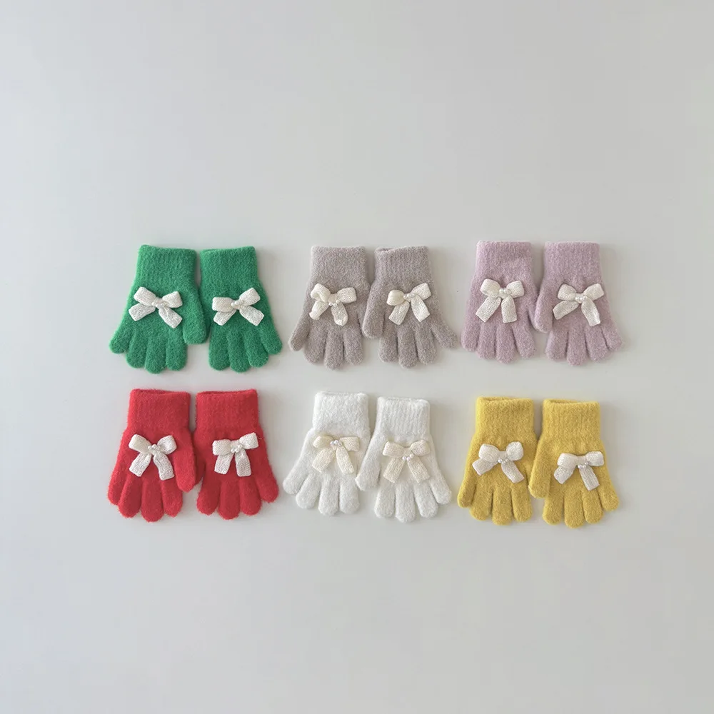 Guantes en colores variados