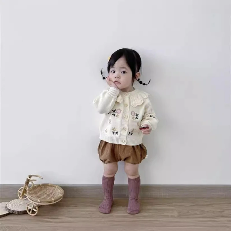 INS primavera y otoño bebé niña flor bordado volante cuello cárdigan suéter, versátil chaqueta de punto de manga larga - imagen 2