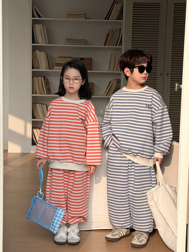 Ropa de primavera para niños, chándal para niños, conjunto de Sudadera con capucha y cuello redondo para niñas, sudadera con estampado de letras a rayas de Corea, traje de 2 uds