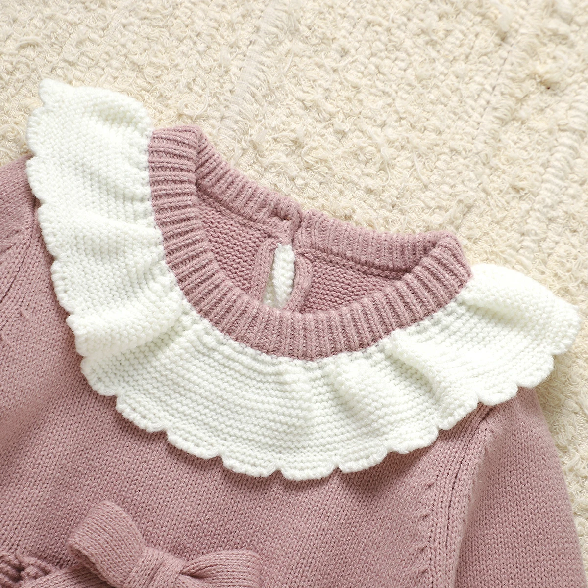 Niña pequeña probándose el vestido rosa en interior