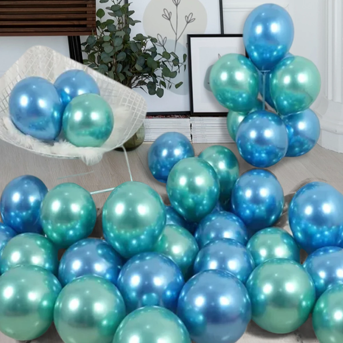 Una habitación con un montón de globos azules