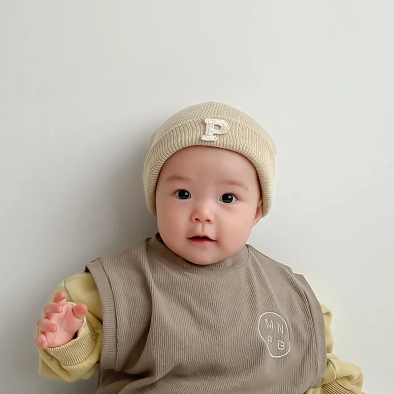 Gorros térmicos blancos con letras P para bebé, gorros cálidos de lana de punto para niños, moda coreana, Otoño e Invierno - imagen 2