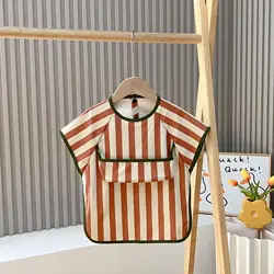 Babero impermeable tipo bata con estampado infantil para bebé