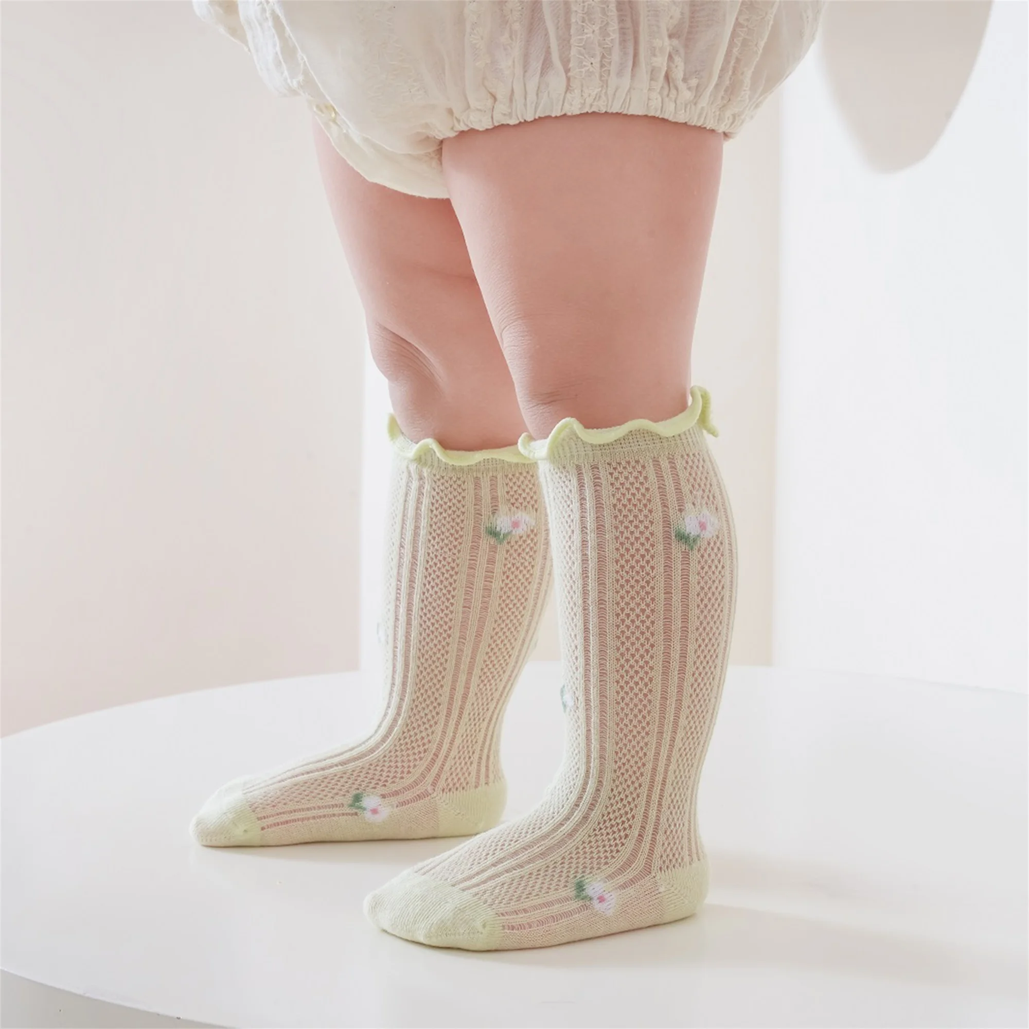 Combinación con vestidos y zapatos infantiles