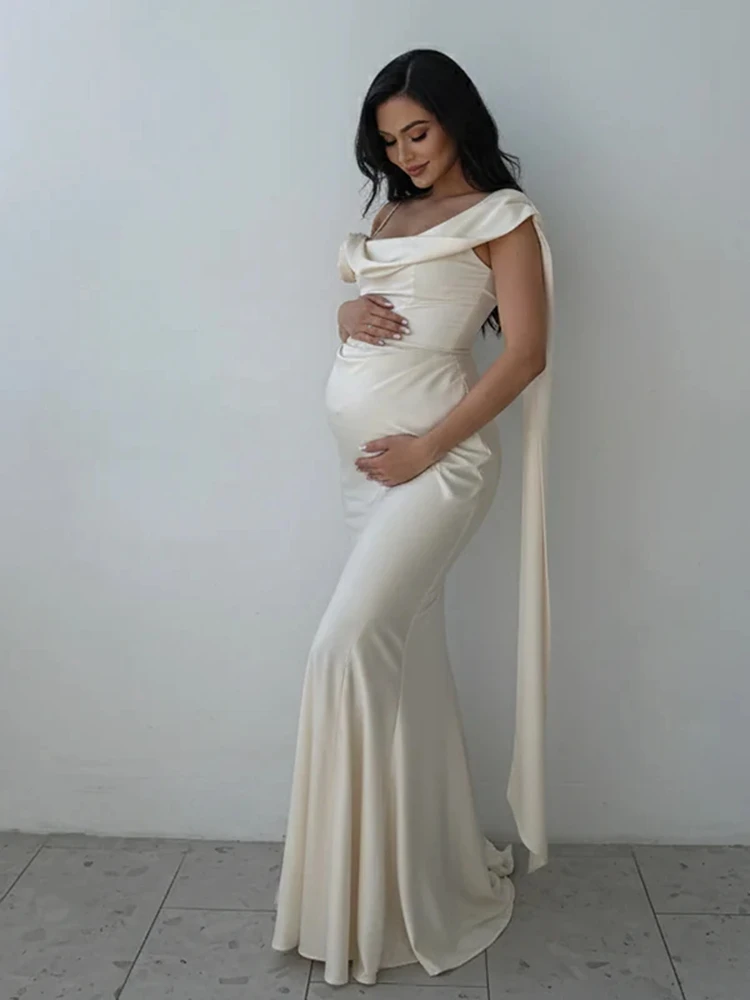 Vestido satén con un solo hombro para sesión de maternidad blanco - imagen 4