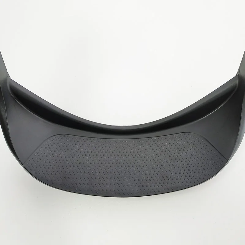 Un faldón lateral de coche negro. Es un componente del kit de carrocería que normalmente se utiliza para mejorar la aerodinámica y la apariencia de un vehículo. Los faldones laterales a menudo se instalan en la parte inferior de la carrocería del automóvil para reducir la resistencia del aire y mejorar el rendimiento general del vehículo.