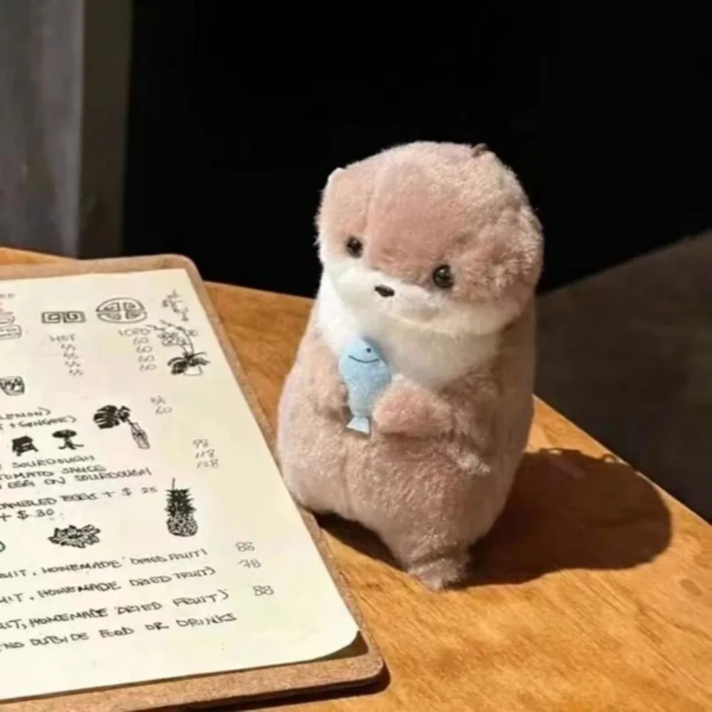 Nuevas lontras sosteniendo peces llavero de muñeco de peluche diseño lindo Material de felpa colgante muñeco de tacto suave llavero de juguete