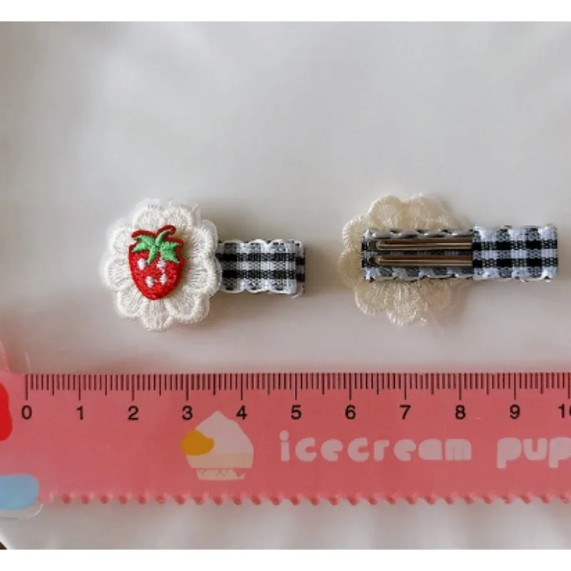 Pinzas con diseño a cuadros y bordado de frutas