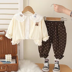 Conjunto otoño bebé niña con chaqueta, camisa y pantalón de moda