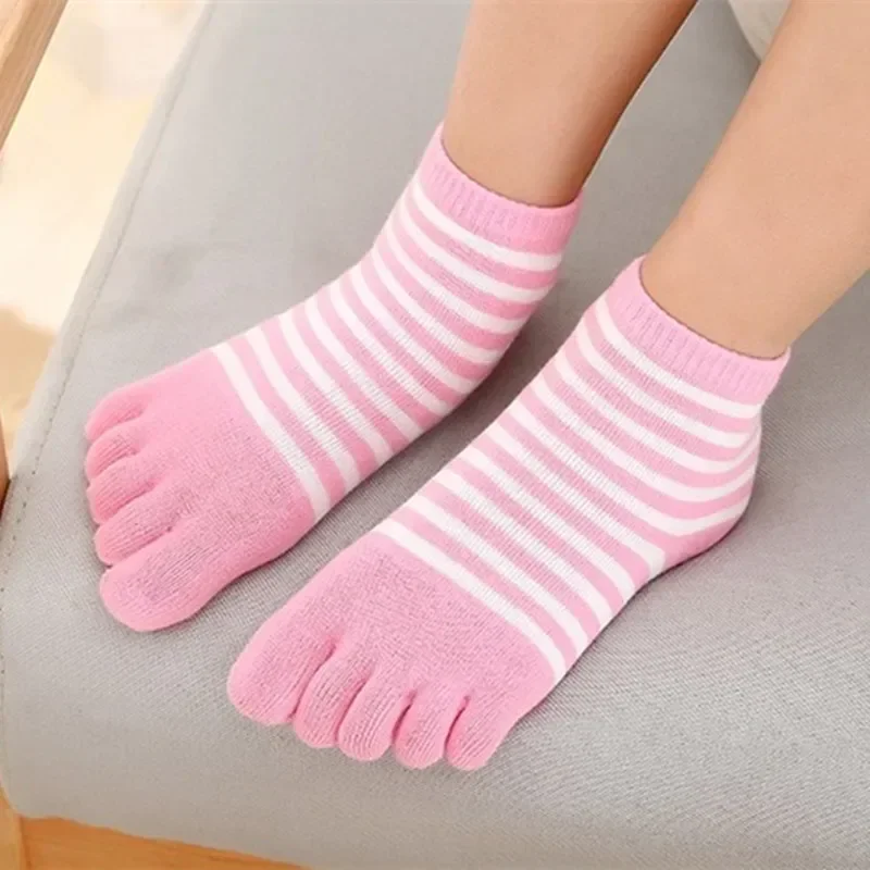 Calcetines de cinco dedos de algodón a rayas multicolores para niños - imagen 4