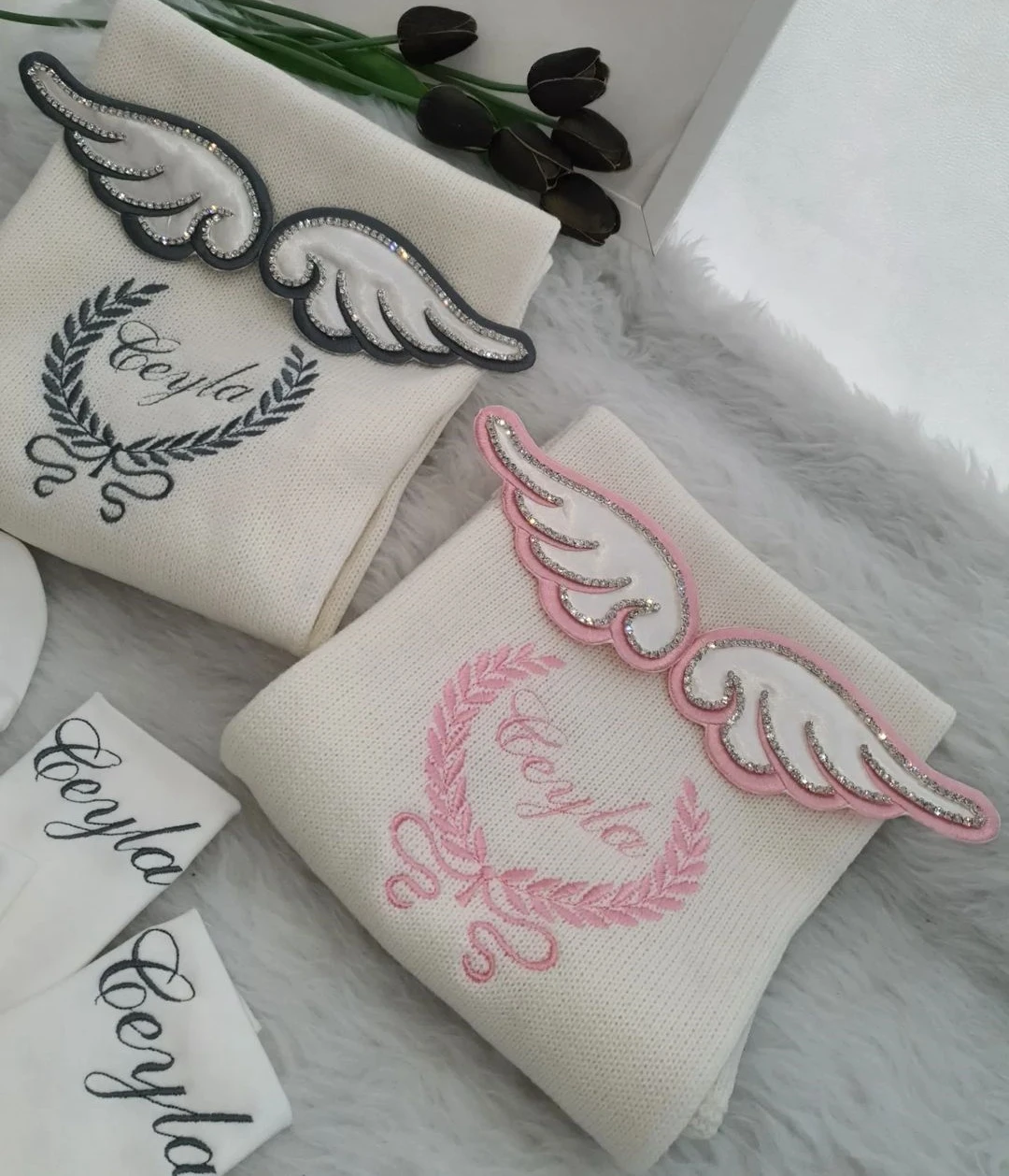 Dollbling, 5 uds., trajes con alas, cualquier nombre, conjunto de regalo personalizado con bordado de madera dulce, pijama para bebé, sombrero, vestido Ceremonial de bienvenida a casa - imagen 5