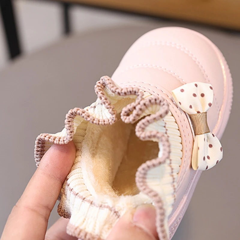 Botas de nieve para niñas, botas cálidas de felpa para invierno, bonito lazo, zapatos de princesa para niños, suela suave para exteriores, zapatos de algodón antideslizantes para niños - imagen 4