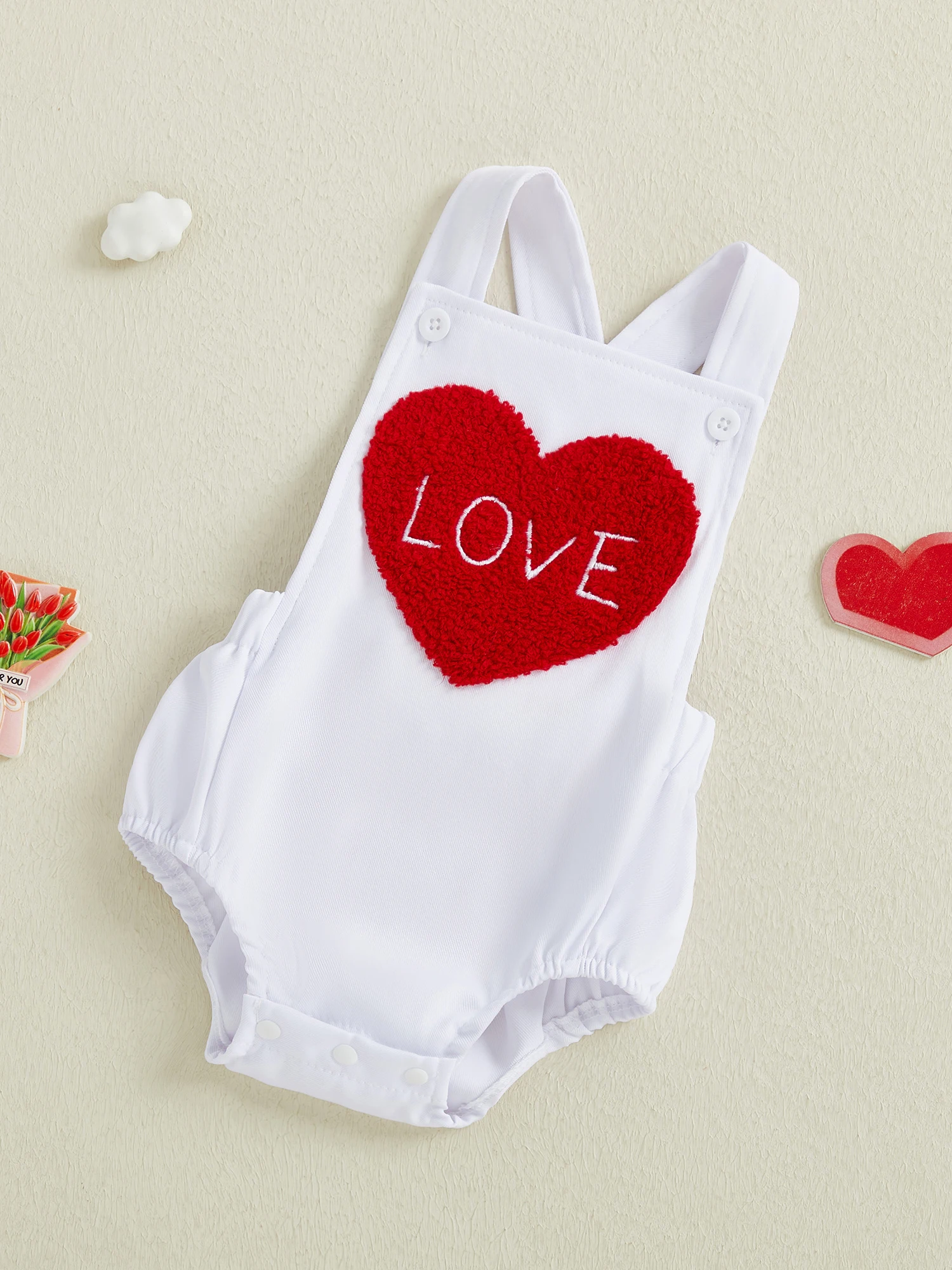 Detalle del bordado de corazones y letras del mameluco
