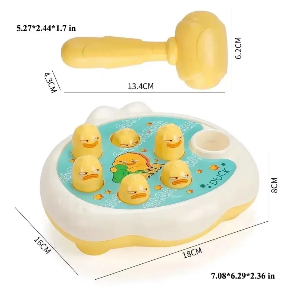 Un juguete de patito de goma amarillo con una tabla de medición