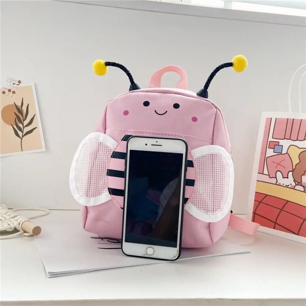 Una mochila rosa con un teléfono celular