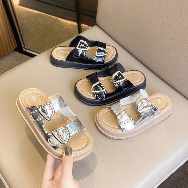 Zapatillas de verano, nueva moda, sandalias sencillas para niña, versátiles, antideslizantes, suela blanda, zapatos para chico, cómodas zapatillas informales de playa para niño