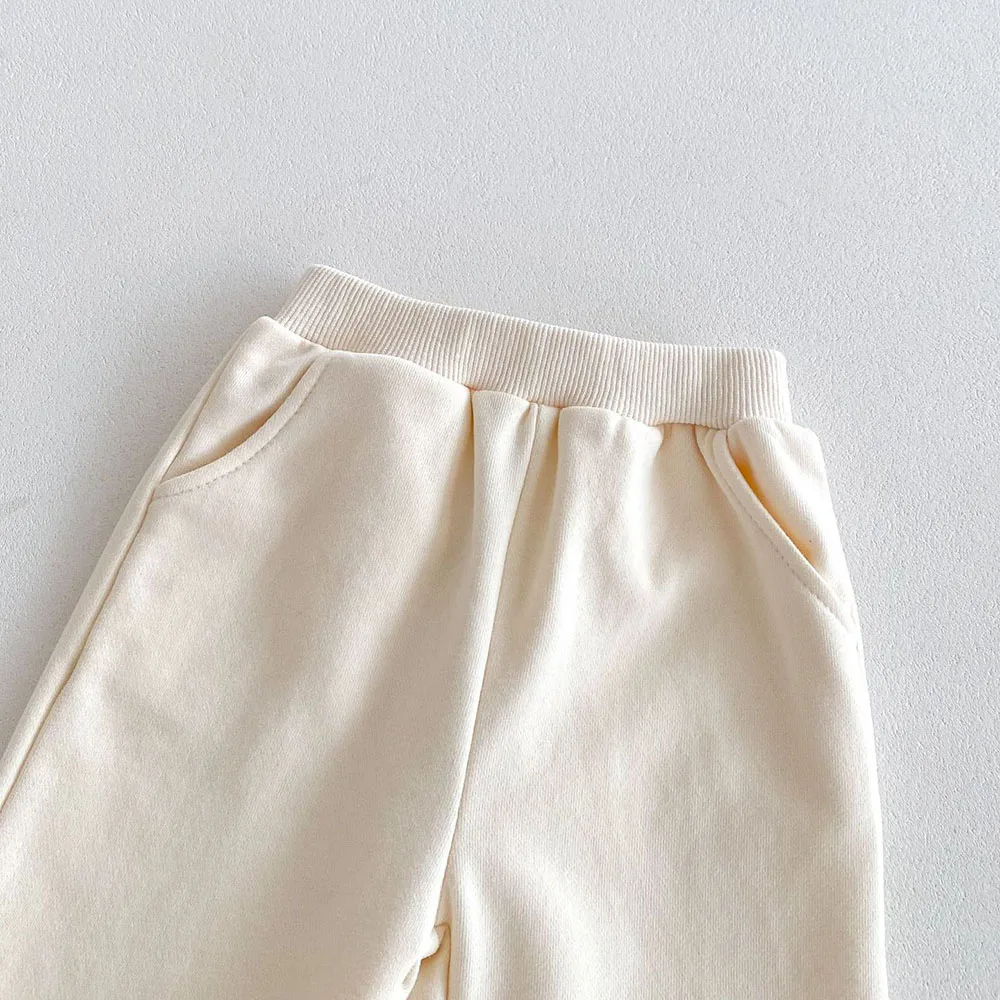 Un par de pantalones blancos con una cintura alta
