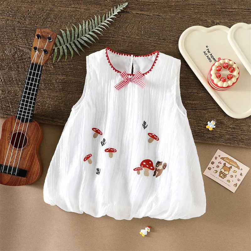 Vista frontal del vestido con bordado de princesas