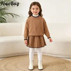 Conjunto de jersey con falda plisada y pedrería para niña