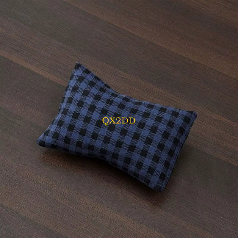 Conjunto fotográfico bebé: chaleco a cuadros con almohada