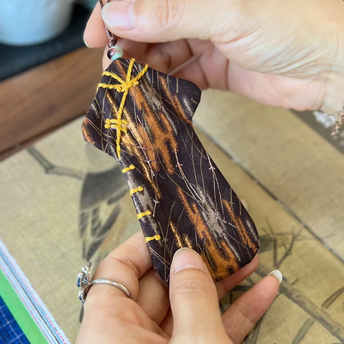 Marcapáginas bordado artesanal para niños – Regalo escolar - imagen 2