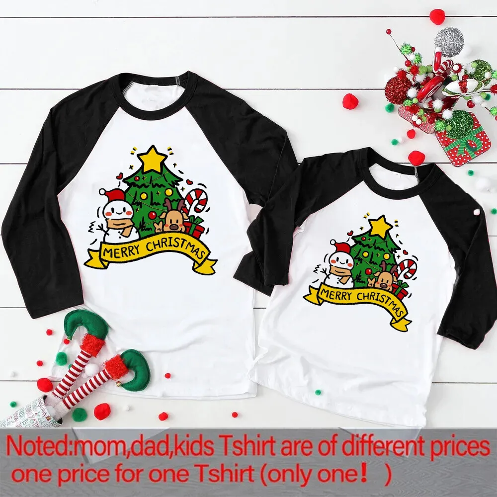 Familia con camisetas a juego ciervo navideño