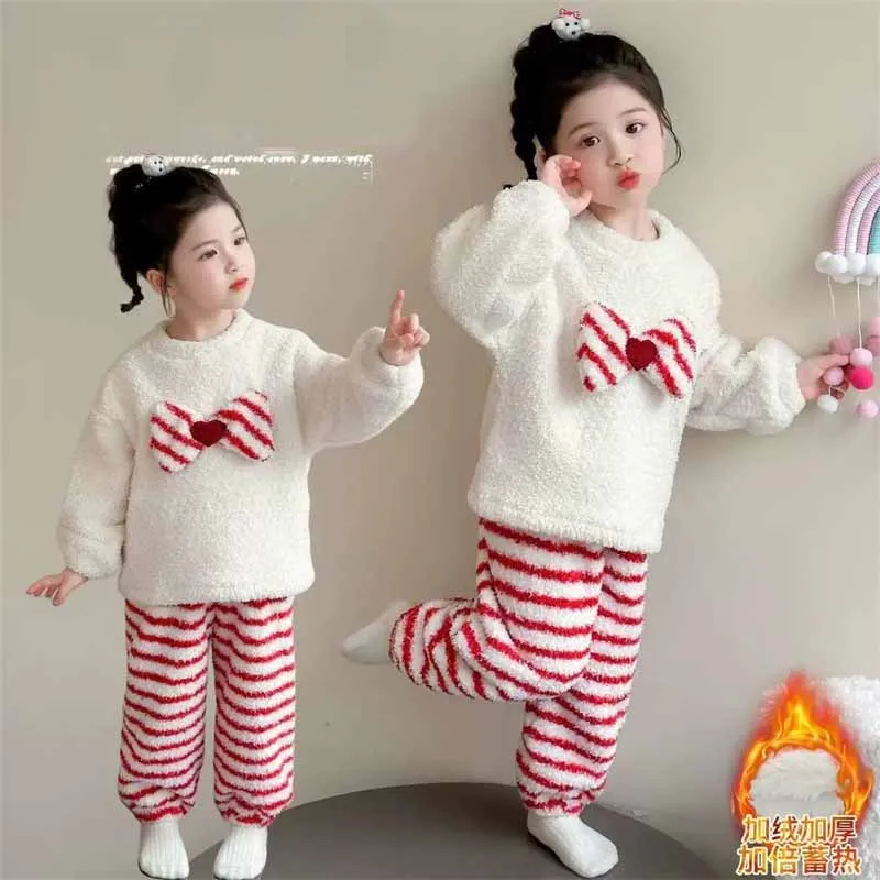 Pijama de invierno a rayas para niña con pajarita de lana - imagen 2