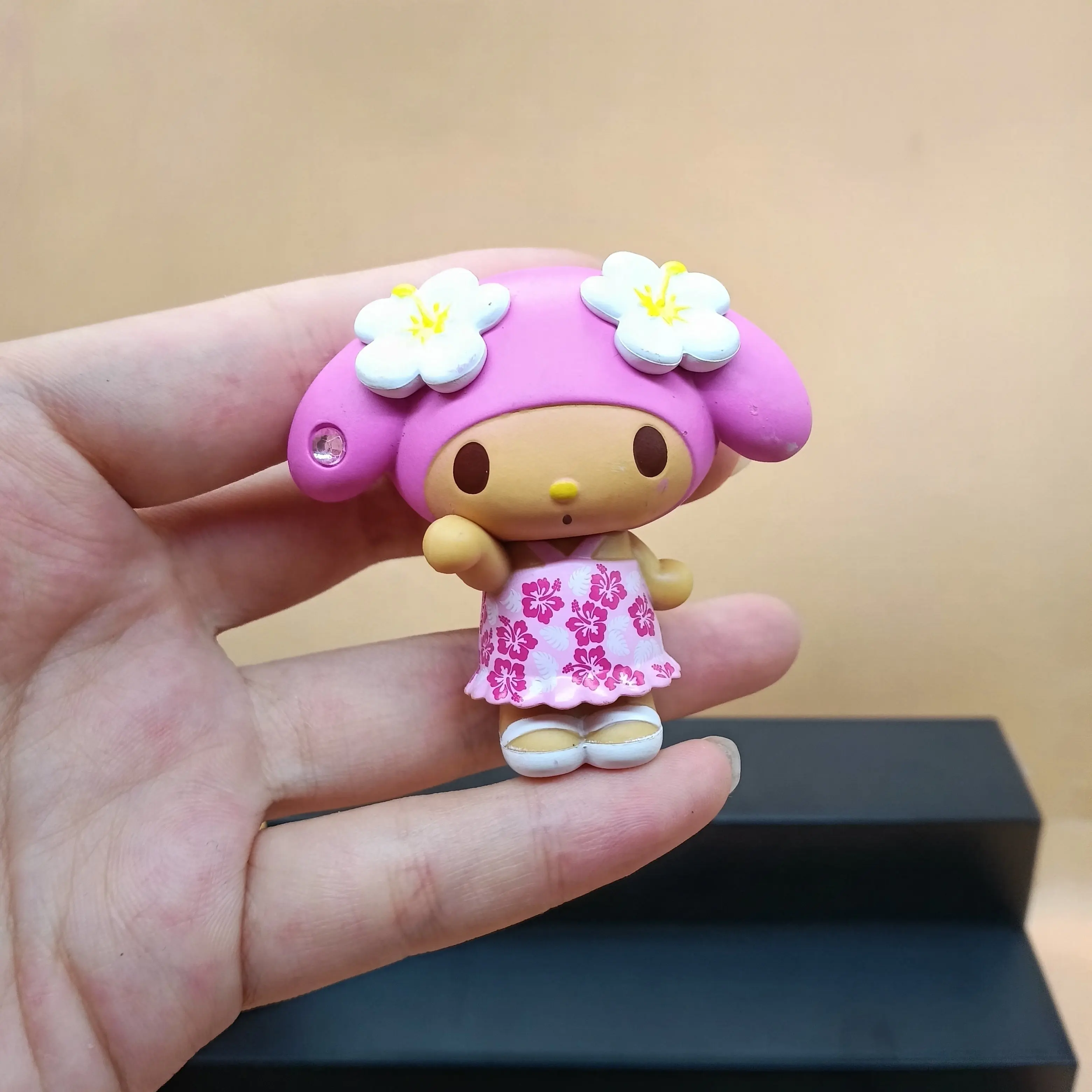 Figura coleccionable Hello Kitty y My Melody estilo Hawaii - imagen 2