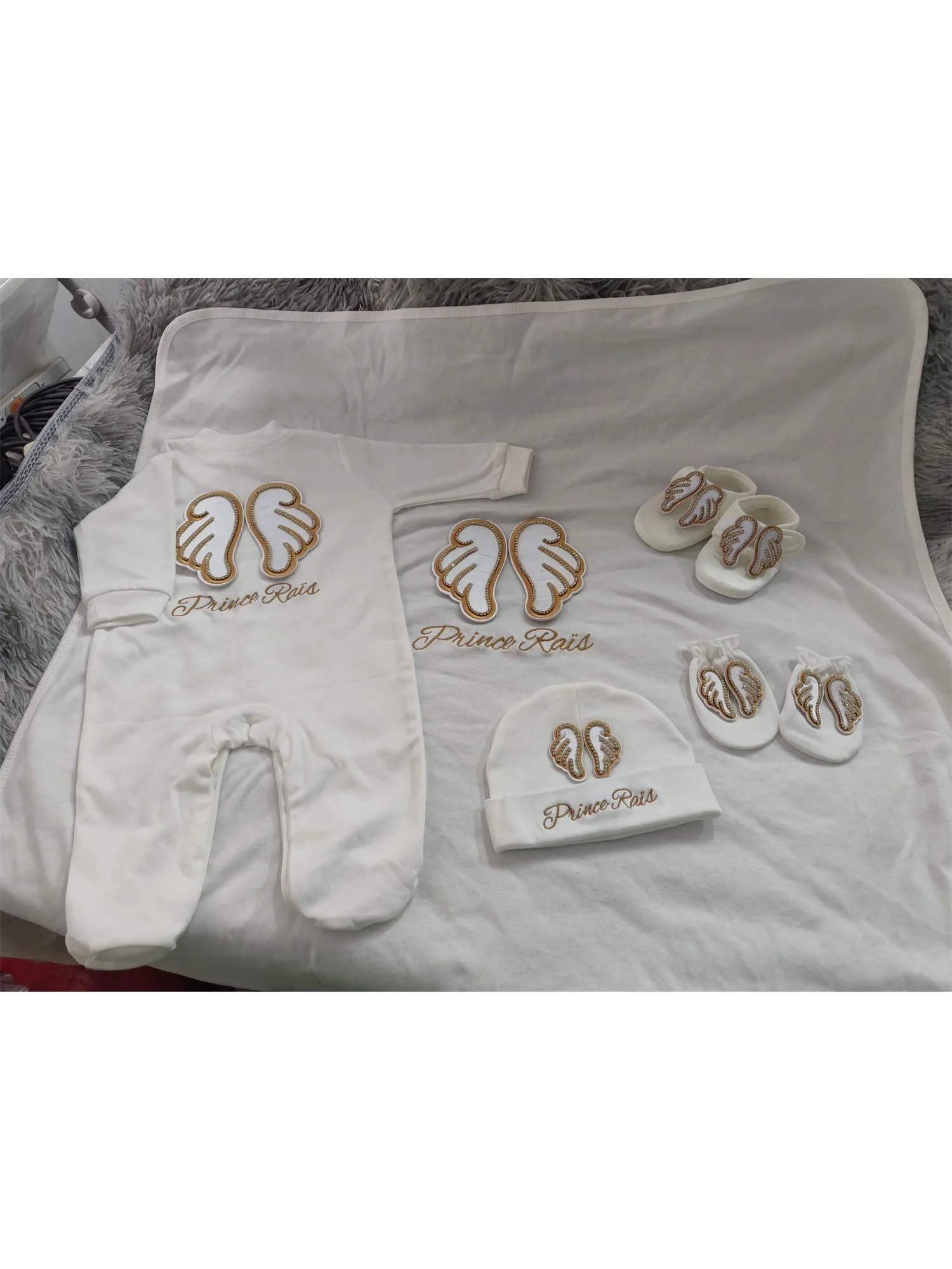 Conjunto de traje de príncipe ángel de oro blanco para bebé, mono, sombrero, zapatos, mitones con alas 3D y bordado "Prince", ropa suave para recién nacido - imagen 4