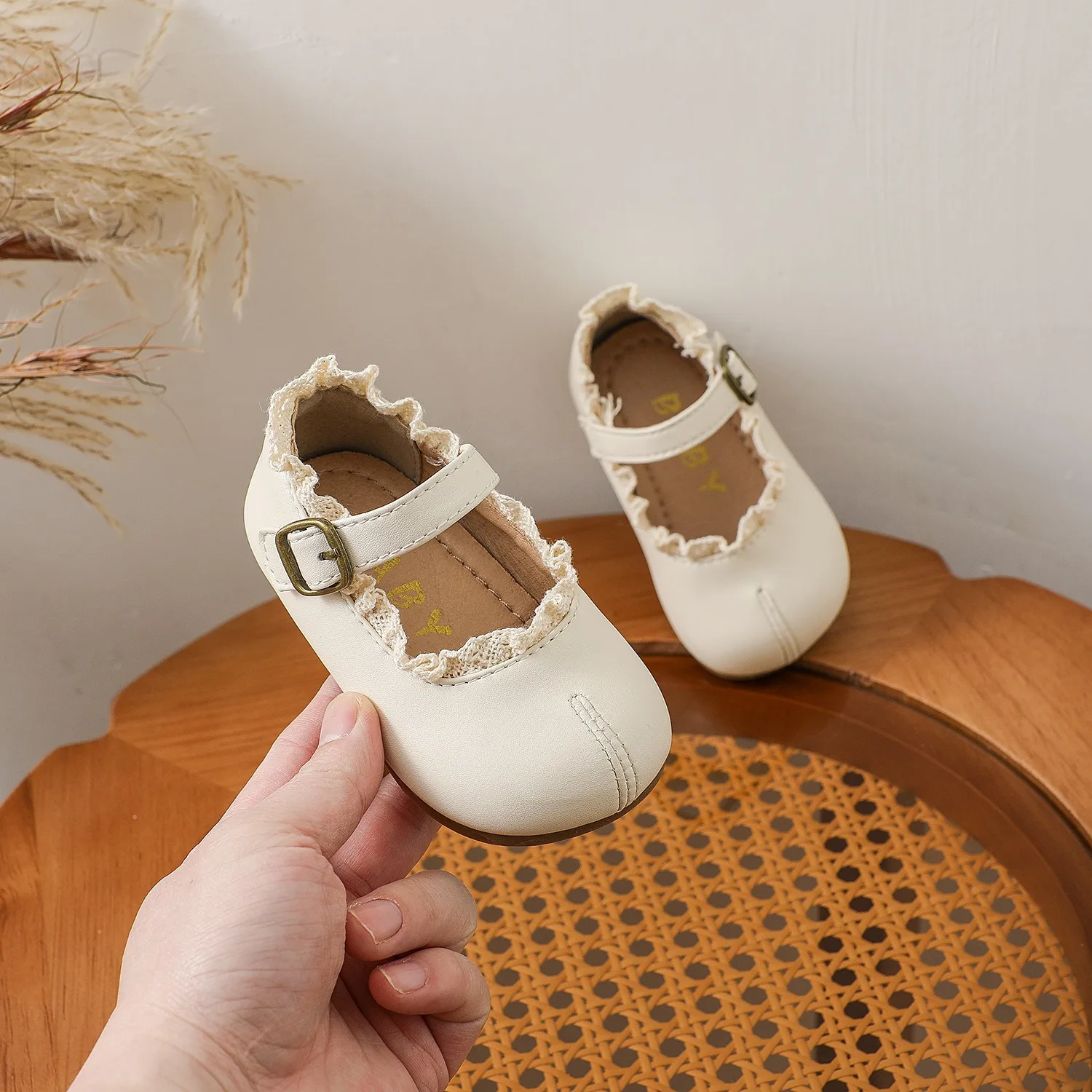 Zapatos de cuero informales para niñas de primavera, zapatos de princesa de encaje para fiesta, suela suave antideslizante, zapatos ligeros para niños pequeños - imagen 2