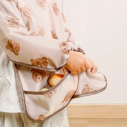 Babero impermeable con manga larga para bebé