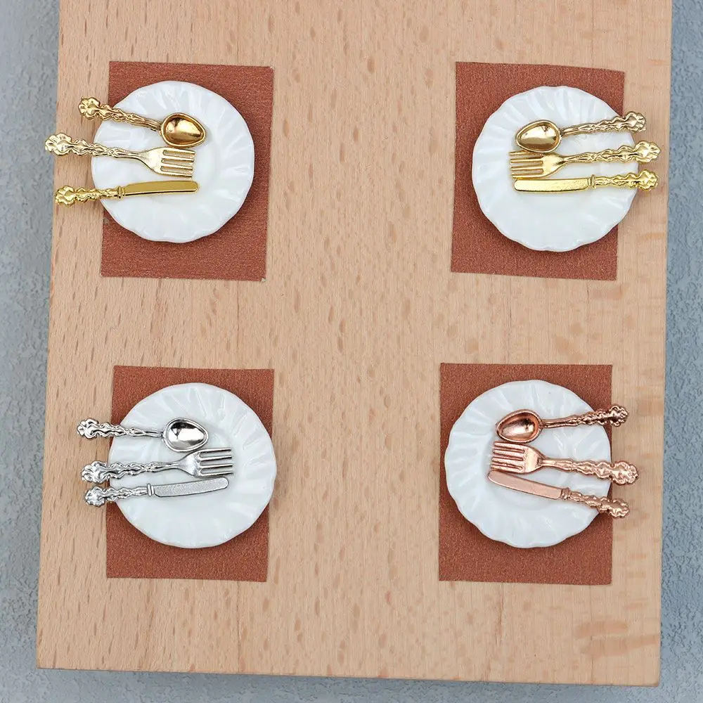 Un tablero de madera con cuatro platos blancos con cubiertos