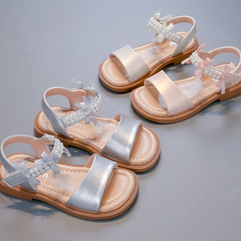 Sandalias de verano para niña, nueva moda, zapatos sencillos para niño, sandalias versátiles de princesa exquisita para niño, zapatos planos antideslizantes suaves para playa 2025