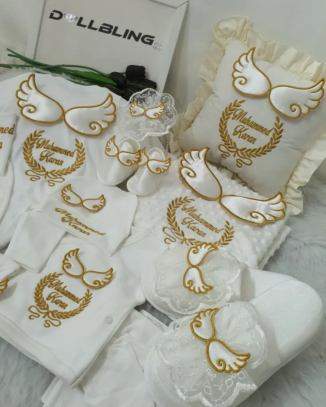 Dollbling, 10 Uds., trajes con alas, cualquier nombre, conjunto de regalo personalizado con bordado de madera dulce, pijamas para bebé, sombrero, vestido Ceremonial de bienvenida a casa - imagen 3