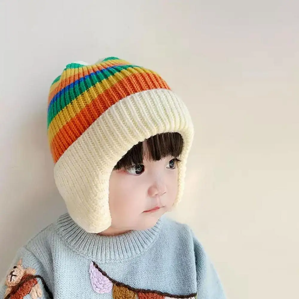 Un niño pequeño con un sombrero a rayas
