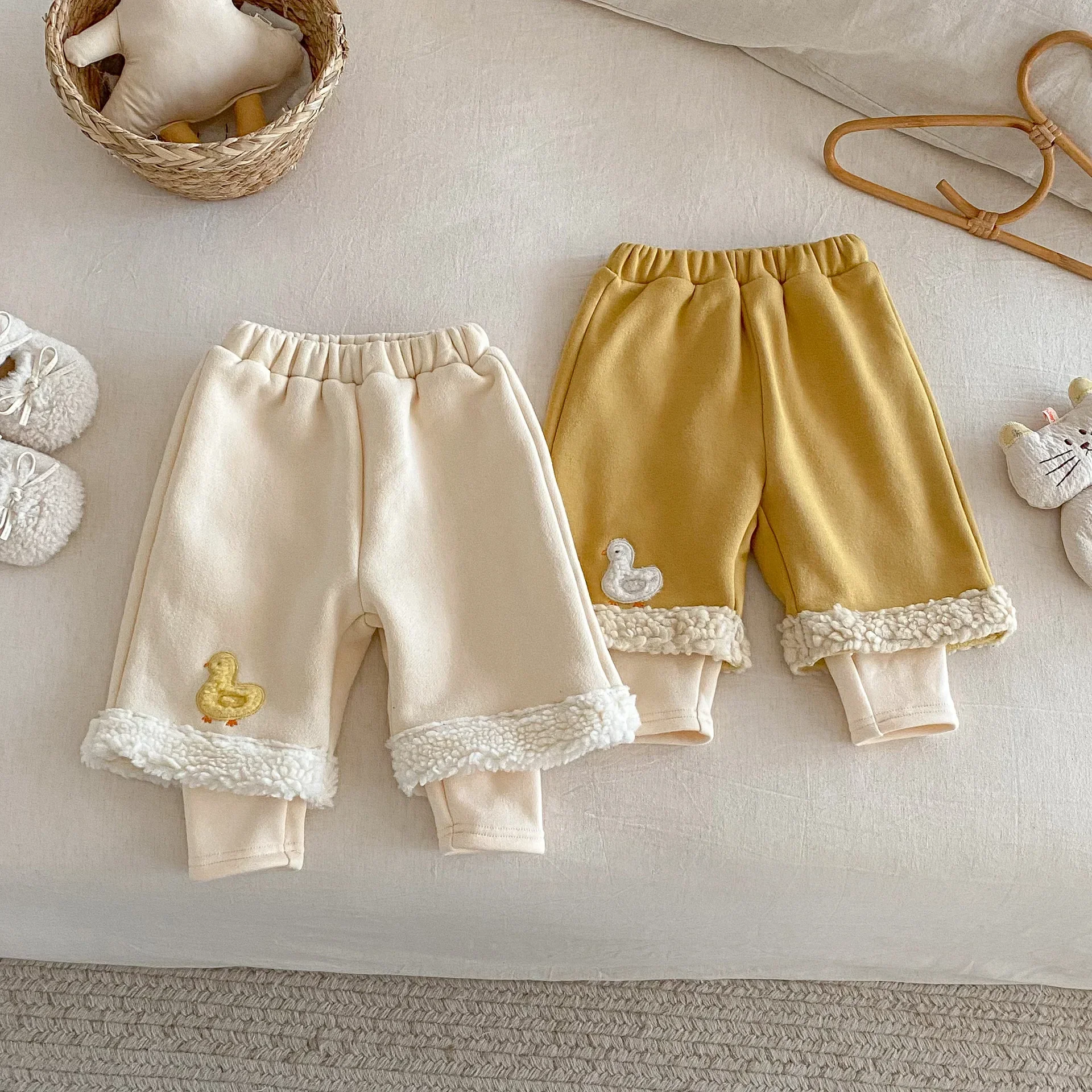 Pantalones coreanos de moda cálidos falsos de dos piezas con forro polar, pantalones de invierno 2025, pantalones de pato de dibujos animados para niños, pantalones cálidos Unisex para niños y niñas