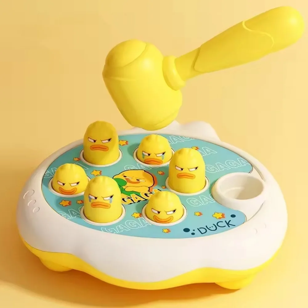 Un juguete amarillo con patos