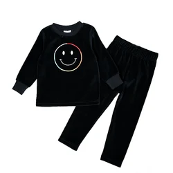 Pijama terciopelo negro bordado para niño – Invierno