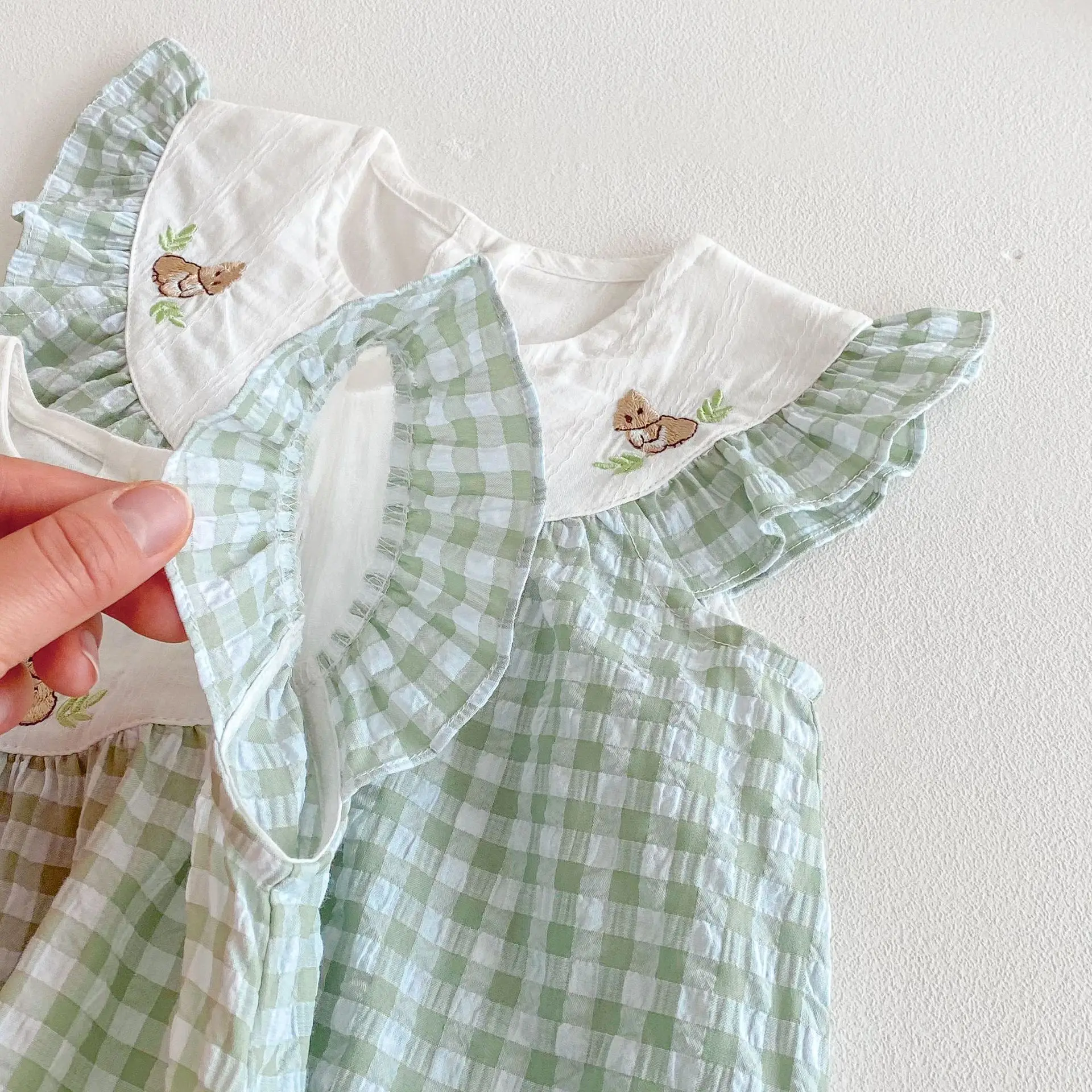 Vestido a cuadros de verano con manga voladora para niño – Bordado conejito - imagen 5