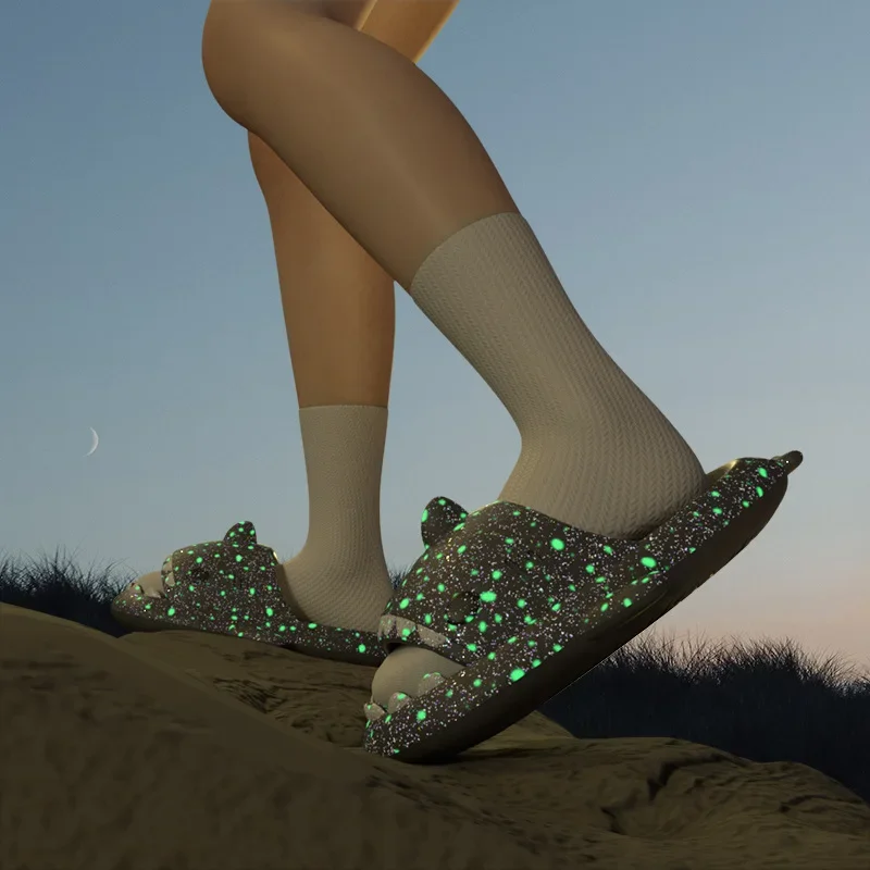 Zapatillas luminosas de tiburón para parejas, zapatos de verano a la moda para el hogar y la playa, bonito diseño de dibujos animados que brilla en la oscuridad para hombres y mujeres - imagen 5