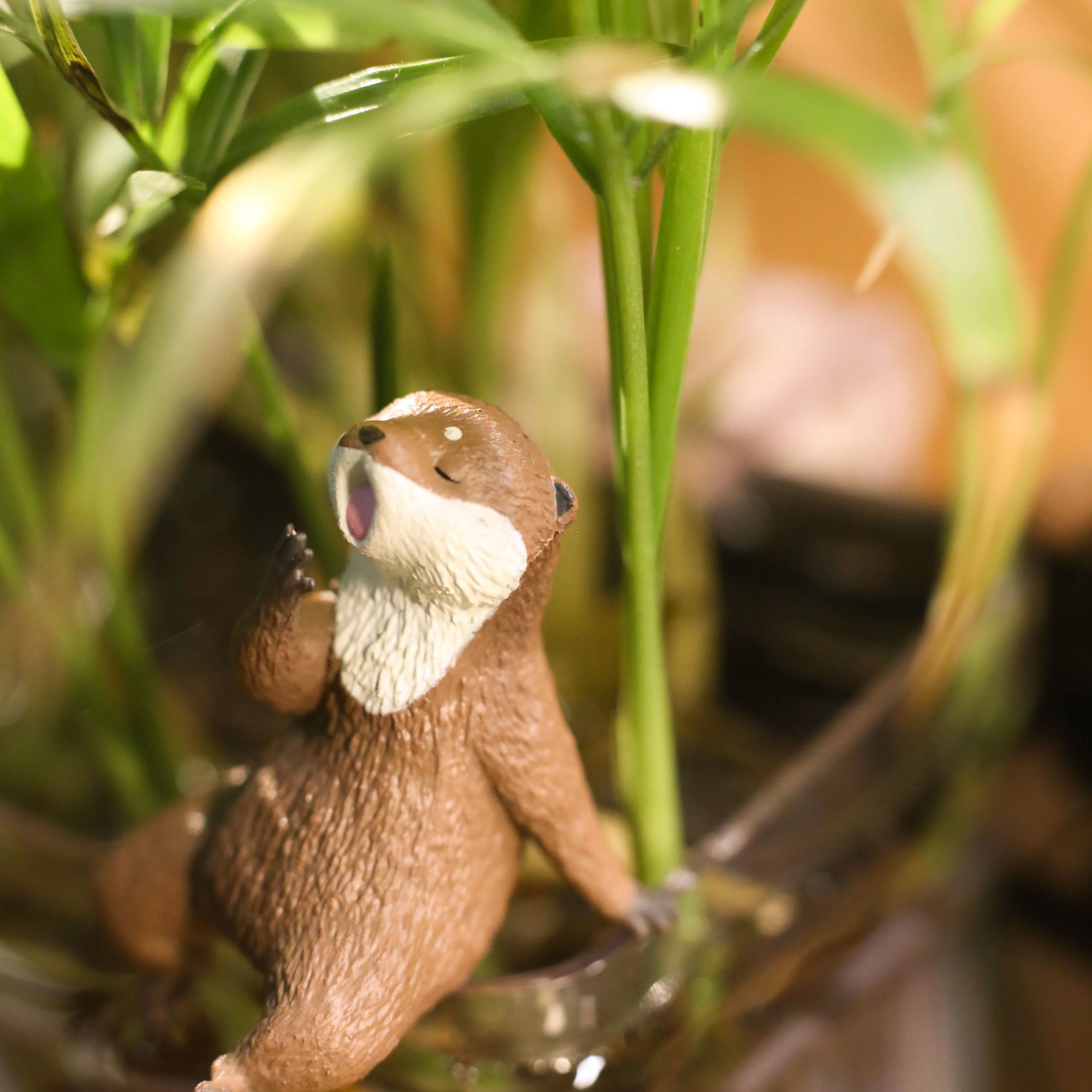 Figura de juguete animal tipo lontra con garras y descanso - imagen 2