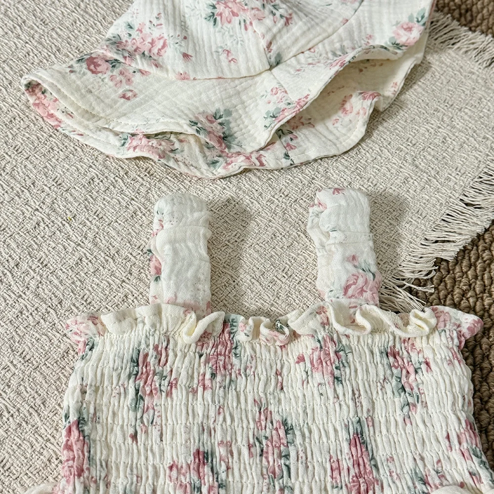 Body bebé algodón veraniego con tirantes florales y gorro rosa - imagen 5