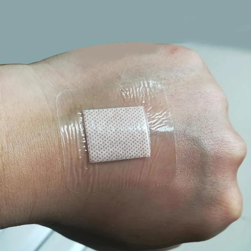 Una persona con un vendaje en su muñeca