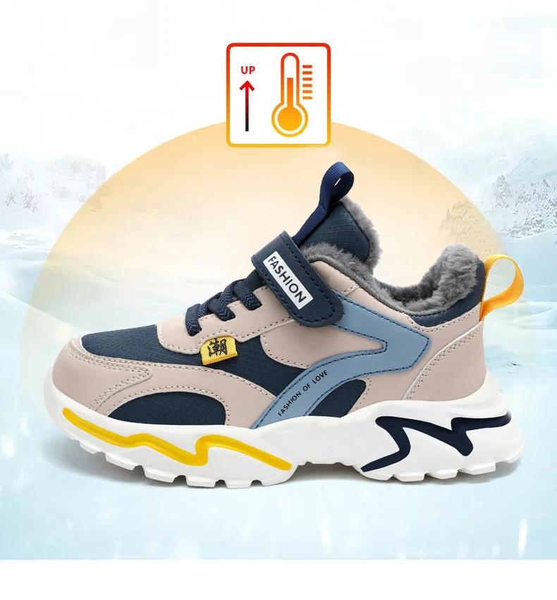 Un par de zapatillas con un diseño de temática invernal. Las zapatillas tienen una combinación de colores azul, blanco y tostado, con un material similar a la piel en el talón y la lengüeta, lo que sugiere que están diseñadas para climas fríos.