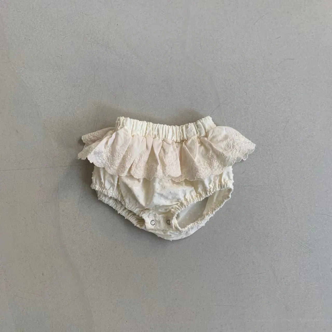 Pantalones cortos de niña con encaje y bordado estilo princesa