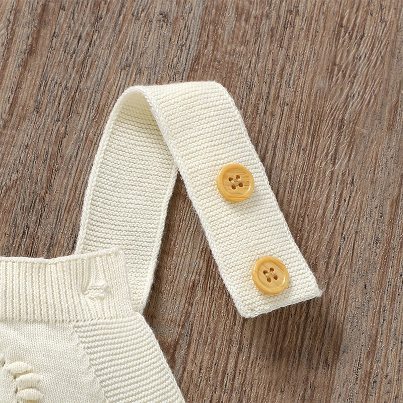 Un suéter blanco con botones