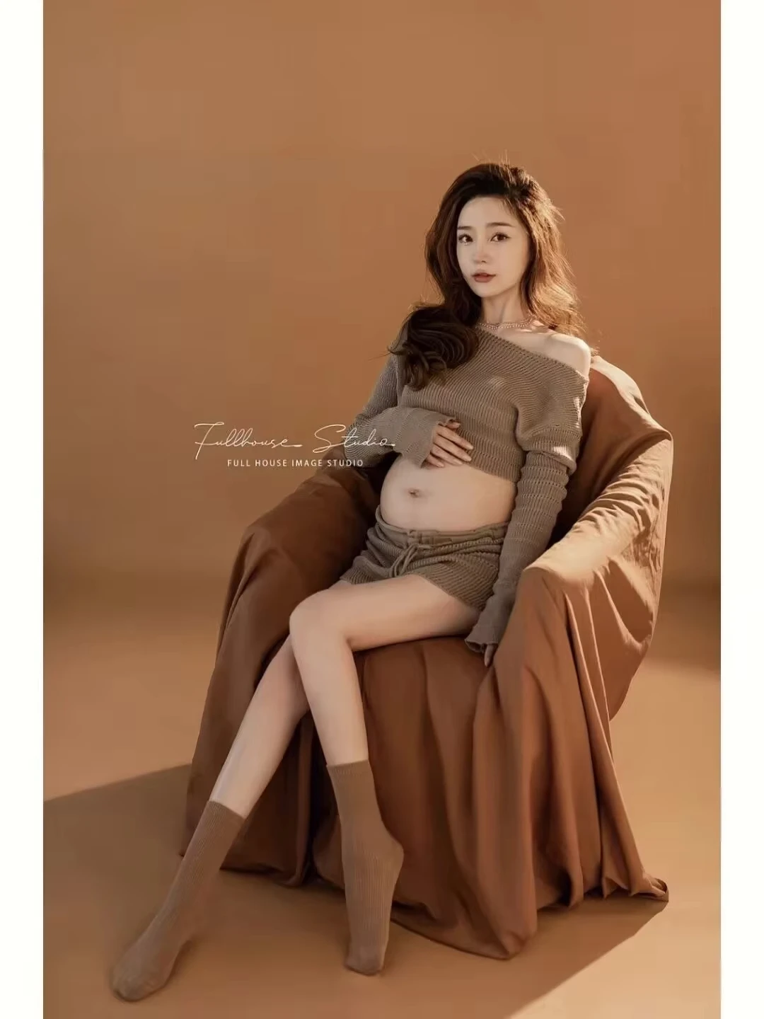 Conjunto premamá caqui manga larga para sesión de fotos - imagen 4