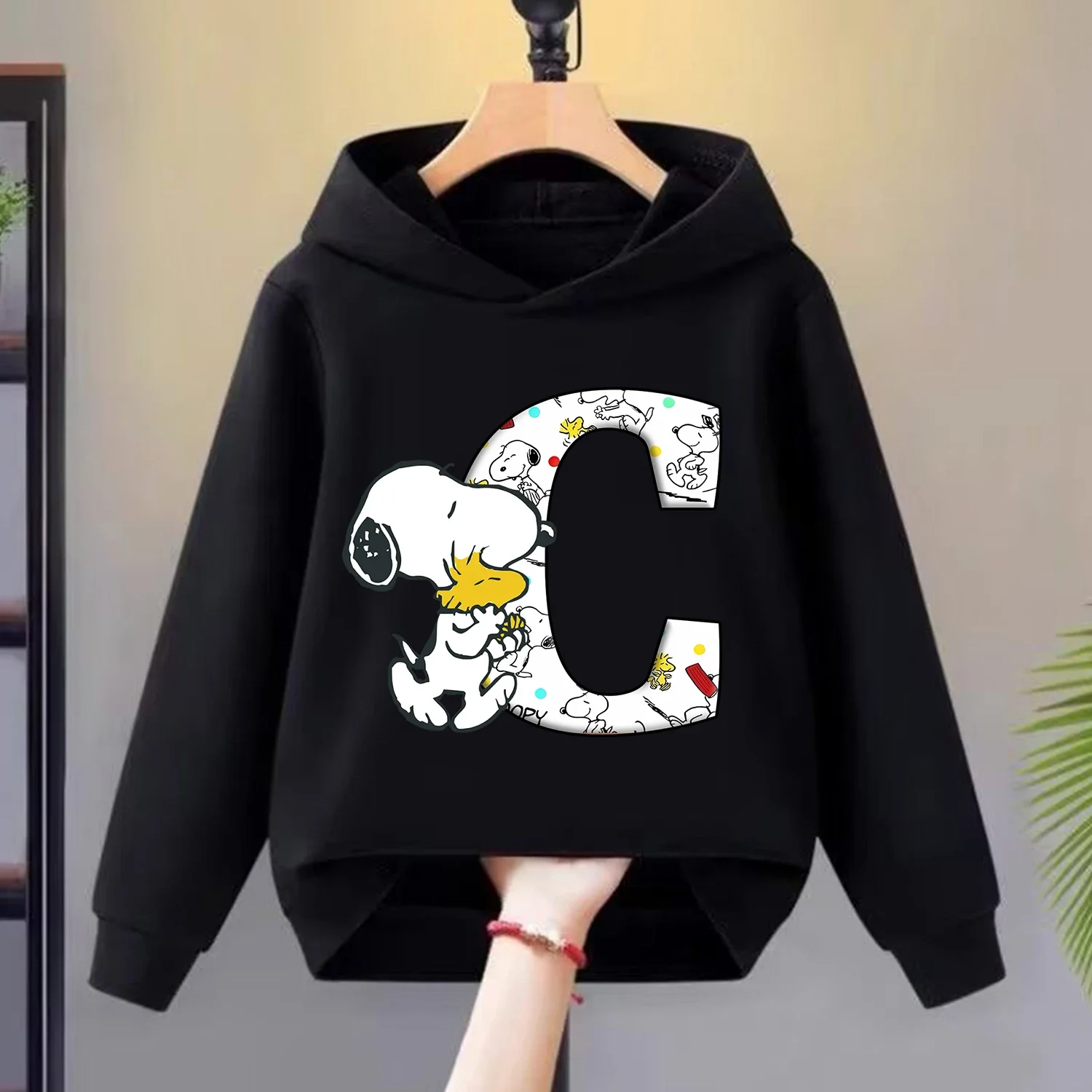 Sudadera con capucha gruesa de Snoopy para niños, ropa de dibujos animados con letras de A-Z, ropa con capucha negra para niños y niñas, sudadera de Anime Kawaii, regalo para niños - imagen 4