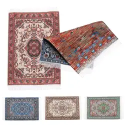 Almohada floral tejida para casa de muñecas